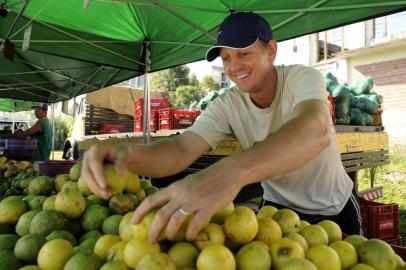  CAXAIAS DO SUL, RS, BRASIL, 07/04/2018 - Em 2018 a Feira Ecológica de Caxias do Sul completa 20 anos. Aos sábados, na Praça das Feiras, consumidores aproveitam a oferta de produtos orgânicos, oferecidos por cerca de 20 agricultores da região. NA FOTO: Maique Kochenborger, produtor da Ecocitrus, de Montenegro. (Marcelo Casagrande/Agência RBS)