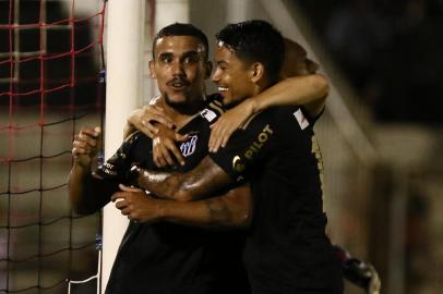  William Pottker (e), jogador da Ponte Preta, comemora seu gol durante partida contra o Botafogo-SP, vÃ¡lida pela terceira rodada da primeira fase do Campeonato Paulista 2017.Editoria: CAMLocal: RIBEIRAO PRETOIndexador: CELIO MESSIASSecao: CAMPEONATO PAULISTA / PAULISTÃ¿OFonte: Gazeta Press