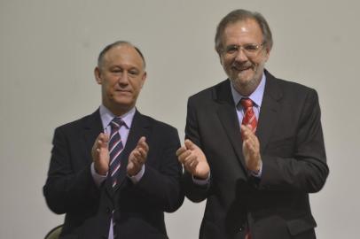 Presidente Dilma Rousseff empossa seis novos ministros: Neri Geller (Agricultura); Gilberto Occhi (Cidades); Clélio Campolina (Ciência e Tecnologia); Miguel Rossetto (Desenvolvimento Agrário); Eduardo Lopes (Pesca) e Vinicius Lages (Turismo). Na foto, Rossetto (à direita), que recebeu o cargo de Pepe Vargas (à esquerda na foto).