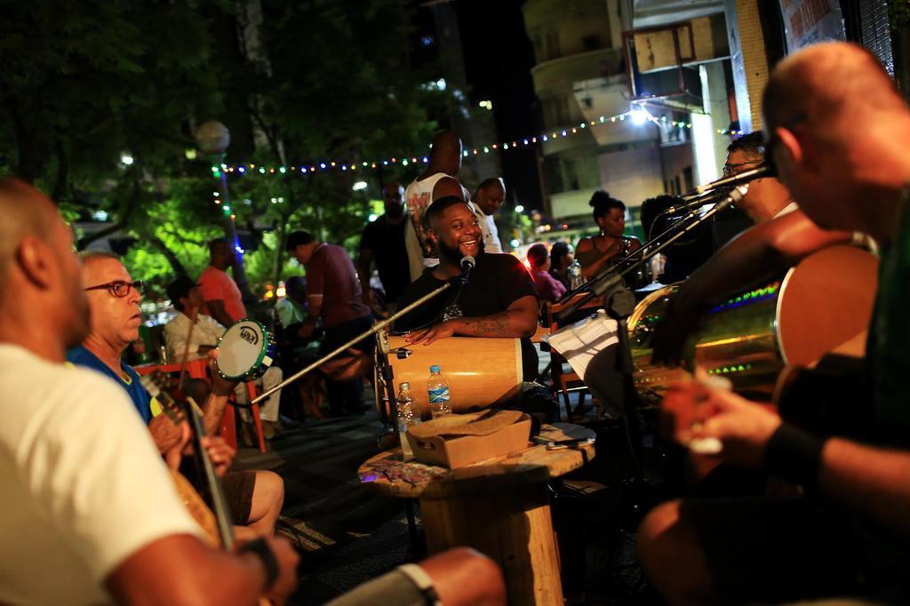 Fundo De Quintal - Roda de Samba -  Music