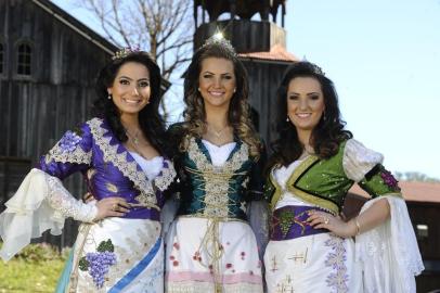  CAXIAS DO SUL, RS, BRASIL, 29/08/2013. Soberanas da Festa Nacional da Uva 2012. Rainha e pricesas da Festa da Uva 2012 fotografadas nas Réplicas de Caxias, nos Pavilhões da Festuva. Na foto, princesa Aline Casagrande, rainha Roberta Veber Toscan e princesa Kelin Zanette. (Porthus Junior/Pioneiro)