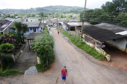  PORTO ALEGRE,RS,BRASIL.2018-04-03.Moradores do Loteamento Condomínio Mariante, no bairro Lomba do Pinheiro, receberam títulos de propriedade do governo. Esse é o maior loteamento irregular da Capital já regularizado pela Procuradoria-Geral do Município.(RONALDO BERNARDI/AGENCIA RBS).