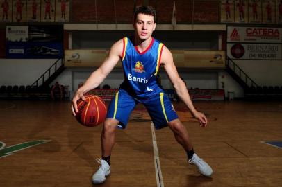  CAXIAS DO SUL, RS, BRASIL, 14/03/2018. O Ala Cauê Borges (foto) e o técnico Rodrigo Barbosa foram selecionados para o Jogo das Estrelas da NBB, o Novo Basquete Brasil. O Jogo das Estrelas será no Ginásio do Ibirapuera, em São Paulo. (Diogo Sallaberry/Agência RBS)