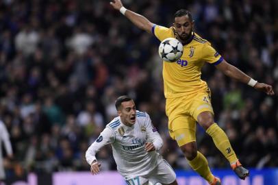 Juventus Italian defender Medhi Benatia (L) vies with Real Madrids Spanish midfielder Lucas Vazquez during the UEFA Champions League quarter-final second leg football match between Real Madrid CF and Juventus FC at the Santiago Bernabeu stadium in Madrid on April 11, 2018. / AFP PHOTO / JAVIER SORIANO