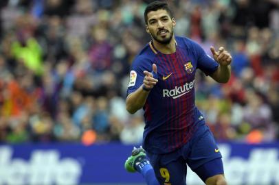 Barcelonas Uruguayan forward Luis Suarez celebrates a goal during the Spanish league footbal match between FC Barcelona and Valencia CF at the Camp Nou stadium in Barcelona on April 14, 2018. / AFP PHOTO / LLUIS GENE