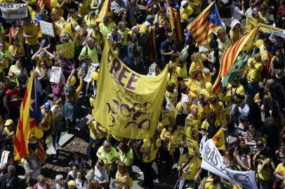 Milhares protestam em Barcelona contra prisão de separatistas catalães