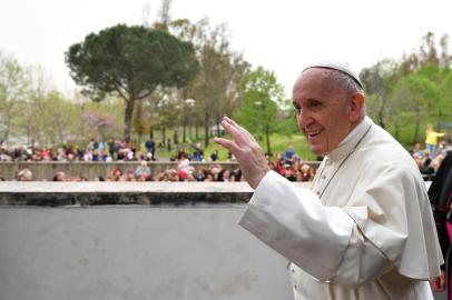 Pope Francis waves upon his arrival at the San Paolo della Croce (St. Paul of the Cross ) parish in Corviale, a suburb of Rome, for a pastoral visit on April 15, 2018. / AFP PHOTO / Vincenzo PINTO