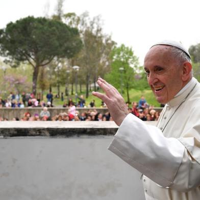 Pope Francis waves upon his arrival at the San Paolo della Croce (St. Paul of the Cross ) parish in Corviale, a suburb of Rome, for a pastoral visit on April 15, 2018. / AFP PHOTO / Vincenzo PINTO