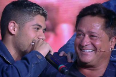 Leonardo se emocionou com a homenagem do filhos, que cantaram Na Mesma Estrada no programa Tamanho Família.