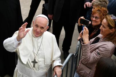  Pope Francis (L) waves to people as he arrives at the Parish of Saint Paul of the Cross (San Paolo della Croce) in Corviale, southwest of Rome, for a pastoral visit on April 15, 2018.  / AFP PHOTO / Vincenzo PINTOEditoria: RELLocal: RomeIndexador: VINCENZO PINTOSecao: popeFonte: AFPFotógrafo: STF