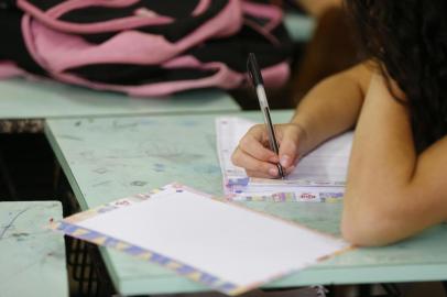  PORTO ALEGRE, RS, BRASIL, 20-10-2016: Projeto DG na Sala de Aula, na Escola Estadual Alcides Cunha em Porto Alegre (FOTO FÉLIX ZUCCO/AGÊNCIA RBS, Editoria de Geral).