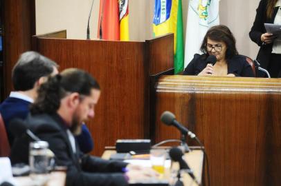  CAXIAS DO SUL, RS, BRASIL, 16/04/2018.  Sessão de julgamento do processo de impeachment do prefeito de Caxias do Sul, Daniel Guerra (PRB), na Câmara de Vereadores. Gladis Frizzo (PMDB) lê a denúncia. (Diogo Sallaberry/Agência RBS)