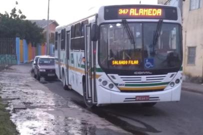 Esgoto a céu aberto causa acidentes no terminal da linha Alameda, em Porto Alegre