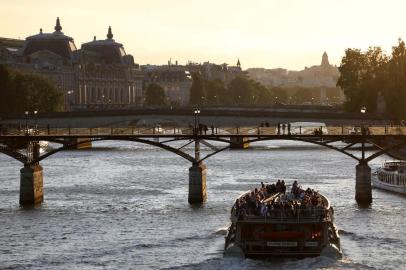 Barco cruza a Pont des Arts no Rio Sena, em Paris.