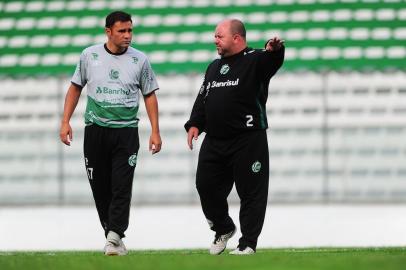  CAXIAS DO SUL, RS, BRASIL, 28/03/2018. Treino do Juventude no estádio Alfredo Jaconi. O Ju se prepara para a série B do Campeonato Brasileiro 2018. Na foto, técnico do Sub 20, Itaqui (E) e Julinho Camargo. (Porthus Junior/Agência RBS)