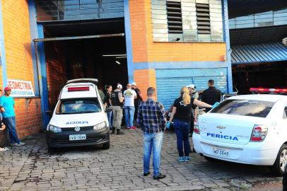  CAXIAS DO SUL, RS, BRASIL, 16/04/2018. Homem é executado com vários tiros dentro de uma oficina mecânica no bairro Charqueadas, em Caxias do Sul. (Porthus Junior/Agência RBS)