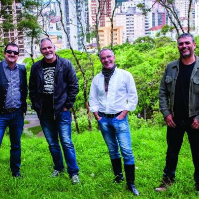 A banda Edzul apresenta o show Edzul Dream ¿ 35 Anos, hoje e amanhã, às 20h, na Fundação Casa das Artes (Herny Hugo Dreher, 127), em Bento Gonçalves. Após 30 anos, os músicos André Seben (violão e voz) Mauro Munari (guitarra) Ney Massolini (baixo) e Osmar Bottega (bateria) estarão reeditando a apresentação realizada em dezembro de 1986. O repertório do show conta com 15 temas autorais, embalados pelos ritmos de rock e blues.