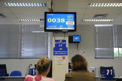  CAXIAS DO SUL, RS, BRASIL, 27/01/2017. Sala de espera da agência do INSS, para ilustrar matéria sobre o aumento do número de pedidos de aposentadoria. (Diogo Sallaberry/Agência RBS)