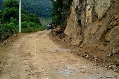 Obras de ampliação da Estrada municipal Comunidade Menino Deus