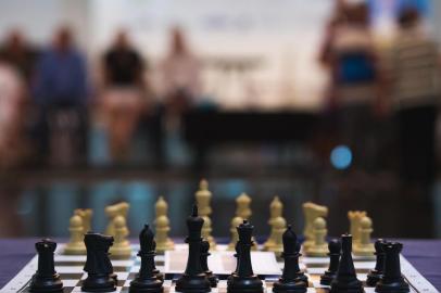  FLORIANÓPOLIS, SC, BRASIL, 19-01-2017 - Antes do início do Floripa Chess Open, sediado no Lyra Tênis Clube, Alexei Schirov, um dos melhores jogadores de xadrez do mundo, desafia 40 pessoas simultaneamente no clube.