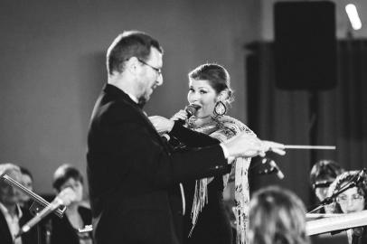 Orquestra Municipal de Carlos Barbosa - na foto, o maestro Dirceu Andrioli e a soprano Franceli Zimmer, solista convidada.