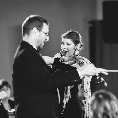 Orquestra Municipal de Carlos Barbosa - na foto, o maestro Dirceu Andrioli e a soprano Franceli Zimmer, solista convidada.