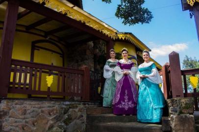 Soberanas da Festa do Agricultor de Fazenda Souza. Rainha Nicolli Pasquali (roxo)e as princesas Ingrid Bonatto (verde) e Tailine Turella (turquesa)