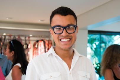  ATLÂNTIDA, 15-01-2018.  Pedro Toigo.  Lançamento da coleção Pictura de moda praia, parceria de Mareblu com estampas Andréa Graiz. (FOTO ANDRÉA GRAIZ/ AGÊNCIA RBS).