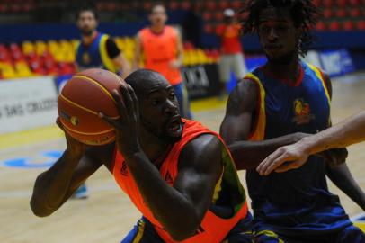  MOGI DAS CRUZES, SP, BRASIL 17-04-2018Treino do Caxias Basquete em Mogi das Cruzes antes de enfrentar o Mogi pelo segundo Jogo das Quartas de Final do NBB 10. Na foto o ala Alex. (Felipe Nyland/Agência RBS)