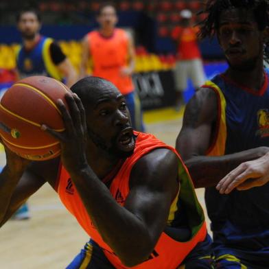  MOGI DAS CRUZES, SP, BRASIL 17-04-2018Treino do Caxias Basquete em Mogi das Cruzes antes de enfrentar o Mogi pelo segundo Jogo das Quartas de Final do NBB 10. Na foto o ala Alex. (Felipe Nyland/Agência RBS)