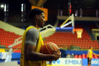  MOGI DAS CRUZES, SP, BRASIL 17/04/2018Time do Mogi treina no Complexo Esportivo Hugo Ramos antes de enfrentar o Caxias Basquete pelo segundo jogo das quartas de final do NBB 10. na foto: O ala Shamel (Felipe Nyland/Agência RBS)