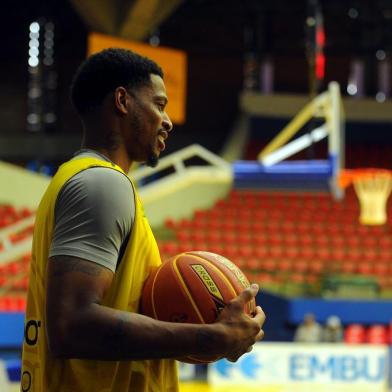  MOGI DAS CRUZES, SP, BRASIL 17/04/2018Time do Mogi treina no Complexo Esportivo Hugo Ramos antes de enfrentar o Caxias Basquete pelo segundo jogo das quartas de final do NBB 10. na foto: O ala Shamel (Felipe Nyland/Agência RBS)