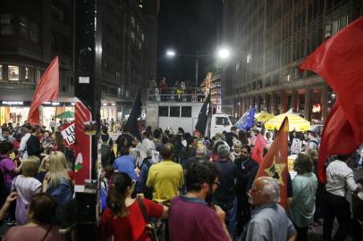  PORTO ALEGRE, RS, BRASIL - 2018.04.17 - CUT, PT e e outras entidades de esqureda realizam manifestação na Esquina Democrática para marcar os dois anos da abertura do processo de impeachmnet contra Dilma e também para pedir liberdade de Lula. (Foto: ANDRÉ ÁVILA/ Agência RBS)