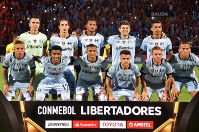  Brazils Gremio team poses for pictures during the 2018 Copa Libertadores football match against Paraguays Cerro Porteno at the Pablo Rojas stadium, in Asuncion, on April 17, 2018. / AFP PHOTO / Norberto DUARTEEditoria: SPOLocal: AsuncionIndexador: NORBERTO DUARTESecao: soccerFonte: AFPFotógrafo: STR