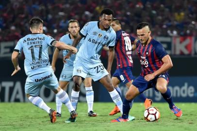  Jailson (C) and Ramiro (L) of Brazils Gremio vie for the ball Willian Candia of Paraguays Cerro Porteno during their Copa Libertadores football match held at Pablo Rojas stadium, in Asuncion, Paraguay, on April 17, 2018. / AFP PHOTO / NORBERTO DUARTEEditoria: SPOLocal: AsuncionIndexador: NORBERTO DUARTESecao: soccerFonte: AFPFotógrafo: STR