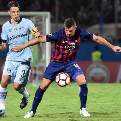  Geromel (L) of Brazils Gremio vies for the ball with Diego Churin of Paraguays Cerro Porteno during their Copa Libertadores football match held at Pablo Rojas stadium, in Asuncion, Paraguay, on April 17, 2018. / AFP PHOTO / NORBERTO DUARTEEditoria: SPOLocal: AsuncionIndexador: NORBERTO DUARTESecao: soccerFonte: AFPFotógrafo: STR