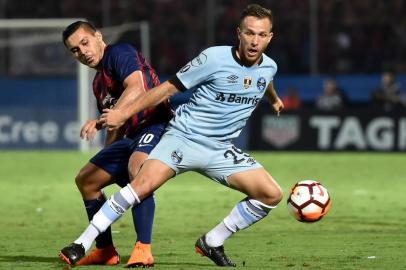  Arthur (R) of Brazils Gremio vies for the ball with Jorge Rojas of Paraguays Cerro Porteno during their Copa Libertadores football match held at Pablo Rojas stadium, in Asuncion, Paraguay, on April 17, 2018. / AFP PHOTO / NORBERTO DUARTEEditoria: SPOLocal: AsuncionIndexador: NORBERTO DUARTESecao: soccerFonte: AFPFotógrafo: STR