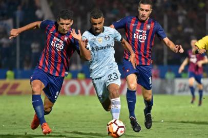  Brazils Gremio Alisson(C) vies for the ball with Paraguays Cerro Porteno Marcos Caceres (L) and Marcelo Palau during their 2018 Copa Libertadores football match held at Pablo Rojas stadium, in Asuncion, on April 17, 2018 / AFP PHOTO / NORBERTO DUARTEEditoria: SPOLocal: AsuncionIndexador: NORBERTO DUARTESecao: soccerFonte: AFPFotógrafo: STR