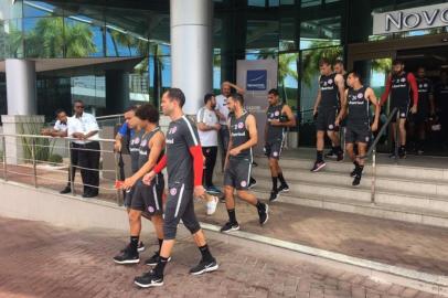 Jogadores do Inter saindo do hotel para o treino em Salvador