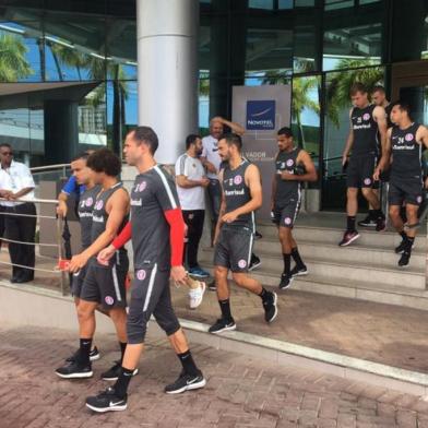 Jogadores do Inter saindo do hotel para o treino em Salvador