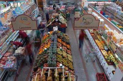  supermercados podem abrir nos domingos em Santa Maria .