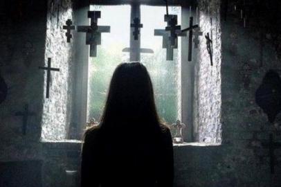 Padre é sentenciado à prisão após a morte de freira durante um exorcismo e uma jornalista investiga se ele assassinou uma pessoa mentalmente doente ou se apenas perdeu uma batalha contra uma presença demoníaca. De Xavier Gens. Com Sophie Cookson. Terror, 90min, 14 anos.