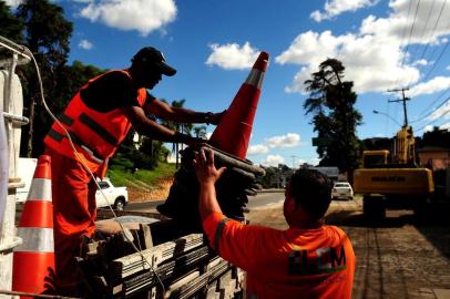  CAXIAS DO SUL, RS, BRASIL, 18/04/2018. Obras na BR-116 são retomadas. Às 14h, funcionários começavam a marcação do local da duplicação. (Diogo Sallaberry/Agência RBS)