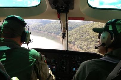 Na tarde de hoje policiais civis tripulando o helicóptero da polícia civil fizeram buscas aos três desaparecidos na localidade de Caravagio, interior de Vacaria.Foi percorrida várias vezes e visualizada minuciosamente a margem dos dois lados do rio, numa extensão de cinco quilômetros para cima e cinco quilômetros para baixo do local onde houve o desaparecimento, mas nada de considerável para a investigação foi notado. Amanhã os tripulantes operacionais do helicóptero da polícia civil retornarão ao local para mais buscas.