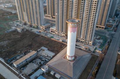 This picture taken on February 13, 2018 shows an aerial view of an air purification tower in Xian.China has a big air pollution problem. So, it is turning to an equally big solution: giant air purifiers. The massive structure on the outskirts of the Xian, the capital of the northern province of Shaanxi, looks like a chimney. But instead of pumping out billows of black smoke, like the towers rising from factories around the region, it blasts out the kind of clean air typically only find in the worlds most pristine environments. / AFP PHOTO / Fred DUFOUR / TO GO WITH China-pollution