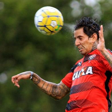 VITORIA X ATLETICO PRBA - VITORIA/ATLETICOPR - ESPORTES - na foto: Victor Ramos, jogador do Vitorial, no lance do jogo entre Vitoria X Atletico Pr, valido pelo Campeonato Brasileiro de Futebol Serie A, realizado no estadio do Barradão, em Salvador, Bahia. 06/11/2016 - Foto: EDSON RUIZ/FOTOARENA/FOTOARENA/ESTADÃO CONTEÚDOEditoria: ESPORTESLocal: SALVADORIndexador: EDSON RUIZFotógrafo: FOTOARENA