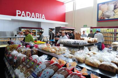  CAXIAS DO SUL, RS, BRASIL (29/09/2016) Supermercado Andreazza inaugura loja conceitual no bairro Bela Vista. Prefeito Alceu Barbosa Velho e expressiva população participam do ato inaugural.   (Roni Rigon/Pioneiro)