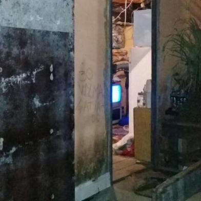 Quatro pessoas foram mortas em uma chacina na Vila Farrapos, no bairro Humaitá, na zona norte de Porto Alegre, na madrugada desta quinta-feira (29).Corpos foram encontrados em via pública e em uma casa da Rua Vereador Elóy Martin. Policiais encontraram petecas de cocaína prontas para a venda.