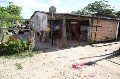  PORTO ALEGRE-RS-BRASIL- 13/01/2018 - Chacina no Bairro Sarandí. Criminosos mataram quatro homens e deixaram um ferido,  em duas ruas do bairro Sarandí. Ao final da Rua 21 de Abril, dois homens foram mortos e um ferido.  FOTO FERNANDO GOMES/ZERO HORA. 