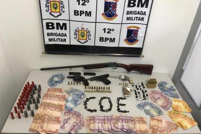 Polícia apreende drogas e armas no bairro Santa Fé, em Caxias do Sul. Ação da Brigada ocorreu na tarde desta quarta-feira (18).